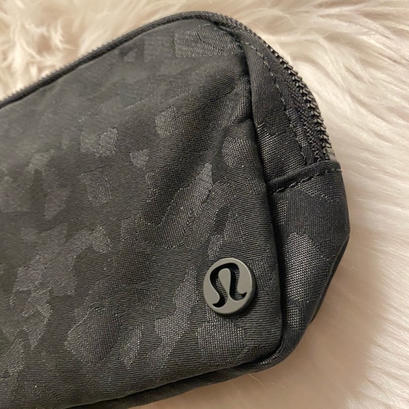 🖤 Lululemon 🖤 Everywhere Belt Bag Black Camo - Picture 7 of 8